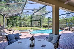 un patio con mesa y sillas y una piscina en Sun-Soaked Villa with Pool - 17 Mi to Disney World! en Davenport