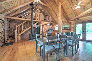 een eetkamer met een tafel en stoelen en een fornuis bij Rustic Woodville Getaway with Pool and Guest House in Woodville