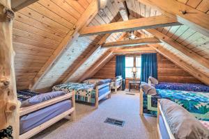 een kamer met 4 bedden op een zolder bij Rustic Woodville Getaway with Pool and Guest House in Woodville +31 foto's