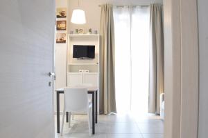 une salle à manger avec une table et une télévision dans l'établissement Bacio di Dama Lingotto, à Turin