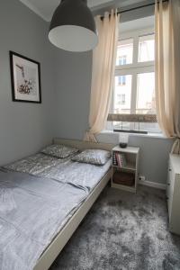 Un pat sau paturi într-o cameră la Plac Świętej Katarzyny 13