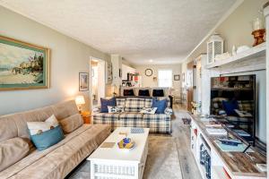 sala de estar con sofá y mesa en Oceanfront Topsail Beach Retreat - Steps to Shore!, en North Topsail Beach