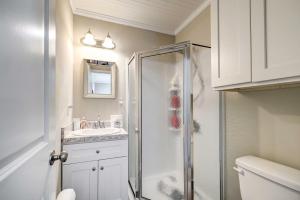 un baño con ducha y lavabo en Oceanfront Topsail Beach Retreat - Steps to Shore!, en North Topsail Beach 19 fotos más