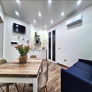 A television and/or entertainment centre at City Focus Apartments Napoli