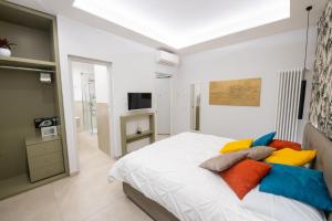 Łóżko lub łóżka w pokoju w obiekcie Napoli City Center - Appartamenti e Camere