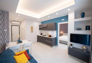 Telewizja i/lub zestaw kina domowego w obiekcie Napoli City Center - Appartamenti e Camere