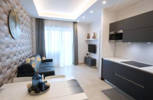 Telewizja i/lub zestaw kina domowego w obiekcie Napoli City Center - Appartamenti e Camere