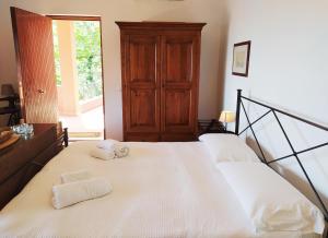 A bed or beds in a room at Villa Vittorio - Splendid panoramic sea view terrace