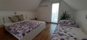 Ένα ή περισσότερα κρεβάτια σε δωμάτιο στο Cs&M Vendégház Gyenesdiás