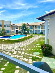 une cour avec une piscine et des bâtiments dans l'établissement FLAT em residencial! Praia de taperapuan!, à Porto Seguro