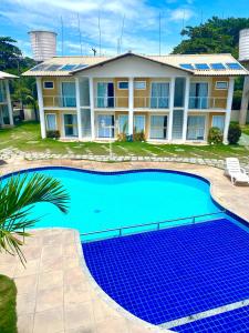 Vue sur la piscine de l'établissement FLAT em residencial! Praia de taperapuan! ou sur une piscine à proximité