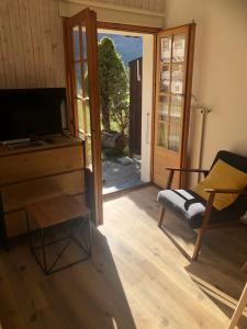 TV a/nebo společenská místnost v ubytování Le Cerf, magnifique studio avec jardin-terrasse et garage