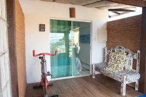 une chambre avec un vélo, une chaise et une fenêtre dans l'établissement Pousada Gente Bonita Geribá, à Búzios