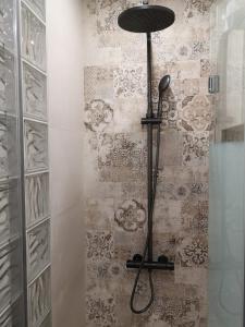 eine Bodenlampe in einem Raum mit einer Wand in der Unterkunft Apartamento 372 Pueblo Evita in Arroyo de la Miel