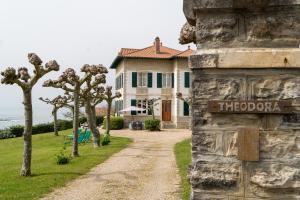 ein Haus mit einem Schild an der Seite in der Unterkunft MAISON DE MAITRE PISCINE VUE OCEAN - BIDART in Bidart