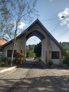 a building with an arch in the middle of a road at Recanto Guadalupe in Chã Grande