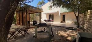 Το κτήριο όπου στεγάζεται  η παραθεριστική κατοικία