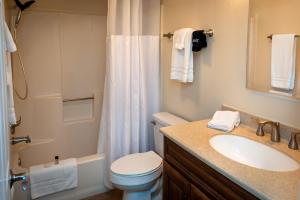 y baño con lavabo, aseo y ducha. en Cedar Cove Resort & Cottages, en Holmes Beach