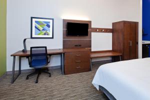 เตียงในห้องที่ Holiday Inn Express & Suites Rancho Mirage - Palm Spgs Area, an IHG Hotel