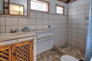 Een badkamer bij Casa Violeta Beach House in Punta Uva