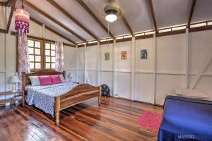 Cama o camas de una habitación en Casa Violeta Beach House in Punta Uva
