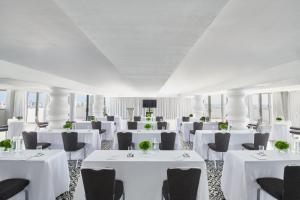 TV a/nebo společenská místnost v ubytování Mondrian South Beach