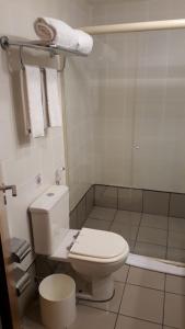 a bathroom with a toilet and a shower at Apartamento no condomínio do Brasil 21 Suites in Brasilia