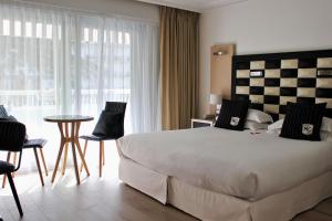 Tempat tidur dalam kamar di Hôtel Victoria