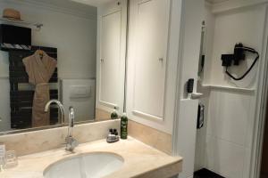 Kamar mandi di Hôtel Victoria