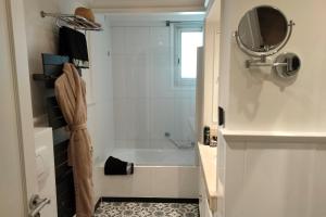 Kamar mandi di Hôtel Victoria