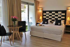 Tempat tidur dalam kamar di Hôtel Victoria