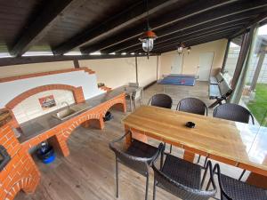 Zimmer mit einem Tisch, Stühlen und einem Kamin in der Unterkunft Sia & Sophie 's House in Sîntandrei