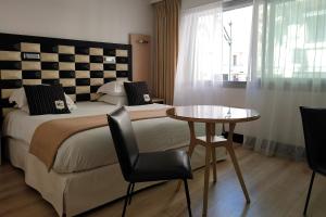 Tempat tidur dalam kamar di Hôtel Victoria