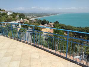 Vom Balkon eines Hauses genießen Sie Meerblick. in der Unterkunft Hotel Conca d'Oro in Stalettì