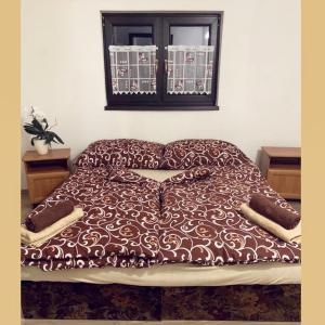 LopejにあるDovolenkový dom Dubakのベッド1台(茶色の掛け布団付) +5枚の写真