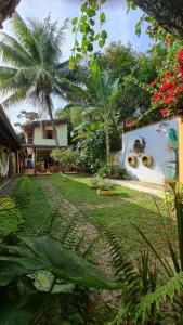 a garden with a painting of donuts on a wall at Pousada Tikuna in Itacaré