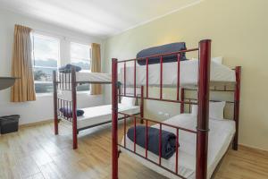 Łóżko lub łóżka piętrowe w pokoju w obiekcie Hotel Plaza del Arco Express