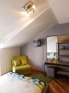 una camera con letto e sedia gialla di Luxe Apartment a Ohrid