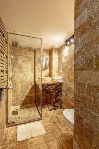 uma casa de banho com uma cabina de duche em vidro e um WC. em CASA JOSEPH HAYDN em Sighisoara