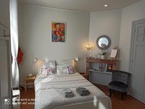 - une chambre avec un lit et une chaise dans l'établissement B&B My Art House (Douai Centre), à Douai