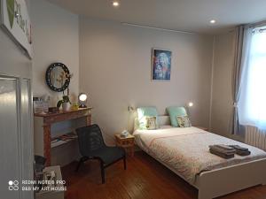 ドゥエーにあるB&B My Art House (Douai Centre)の小さなベッドルーム(ベッド1台、椅子付)