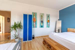 1 dormitorio con 1 cama y pinturas en la pared en #centralstation #130qm Hauptbahnhof #netflix en Karlsruhe