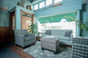 a living room with two chairs and a couch at Inn at Cedar Crossing in Sturgeon Bay