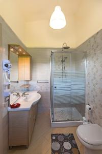 łazienka z prysznicem, umywalką i toaletą w obiekcie B&B IL TEMPONE w mieście Giungano +37 zdjęć