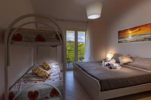 sypialnia z łóżkiem piętrowym i balkonem w obiekcie B&B IL TEMPONE w mieście Giungano