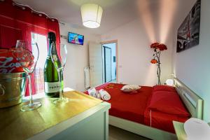 sypialnia z butelką wina na ladzie w obiekcie B&B IL TEMPONE w mieście Giungano