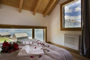 een slaapkamer met een bed met rode rozen erop bij Lavanda house - breathtaking view - in Bellano