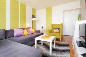 sala de estar con sofá y mesa en Apartment Paradise Fantasy, en Belgrado