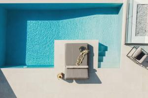 雷夫卡達鎮的住宿－THE WAVE TWIN VILLA 1 KATHISMA BEACH Lefkada，蓝色房间中的一个骨架雕塑