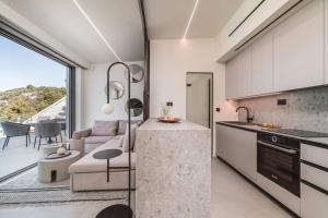 Kuchyň nebo kuchyňský kout v ubytování THE WAVE TWIN VILLA 1 KATHISMA BEACH Lefkada